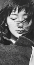 毛晓彤伤感意境唯美写真照，寒风习习，大衣护身，短发随风贴脸颊