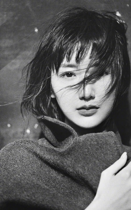 毛晓彤伤感意境唯美写真照，寒风习习，大衣护身，短发随风贴脸颊