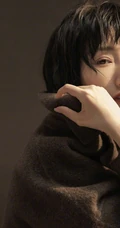 毛晓彤伤感意境唯美写真照，寒风习习，大衣护身，短发随风贴脸颊