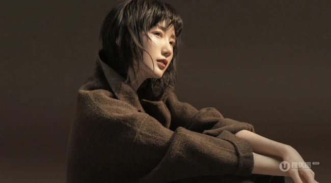 毛晓彤伤感意境唯美写真照，寒风习习，大衣护身，短发随风贴脸颊