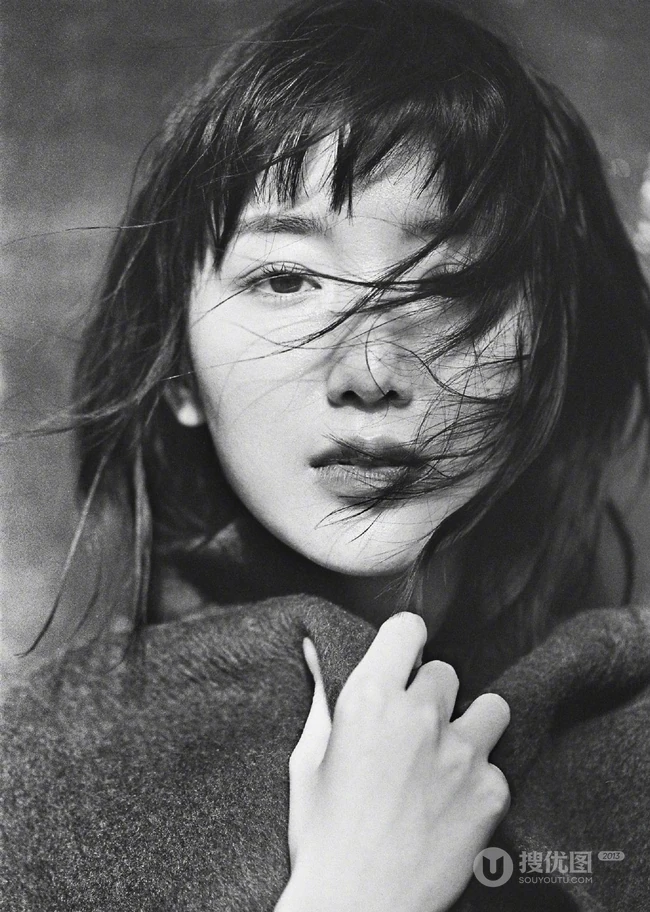 毛晓彤伤感意境唯美写真照，寒风习习，大衣护身，短发随风贴脸颊