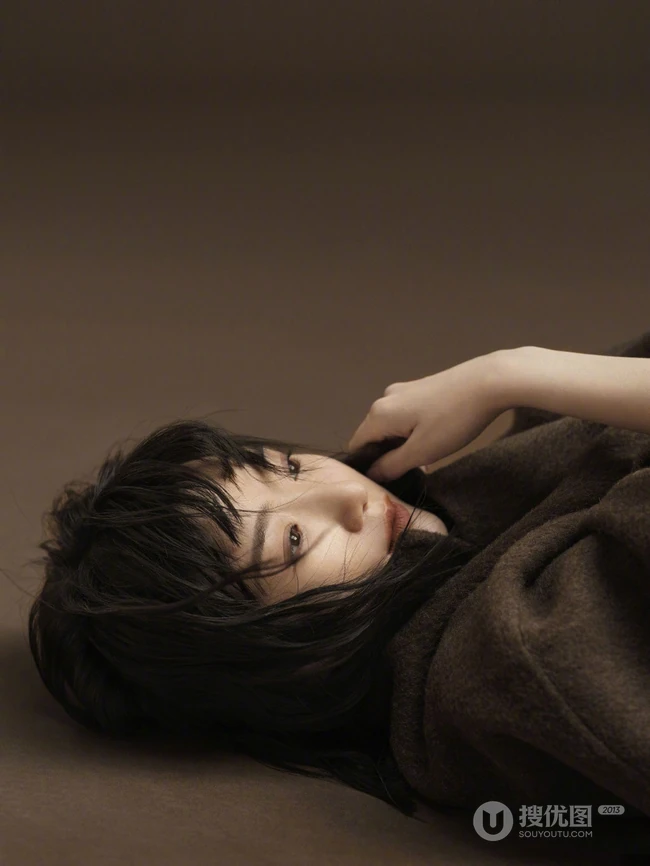 毛晓彤伤感意境唯美写真照，寒风习习，大衣护身，短发随风贴脸颊