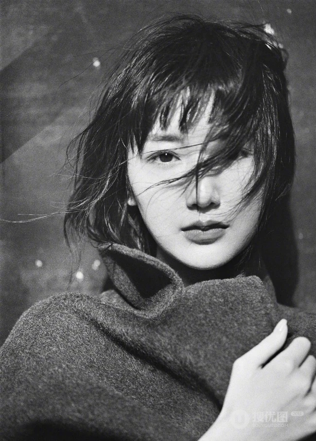 毛晓彤伤感意境唯美写真照，寒风习习，大衣护身，短发随风贴脸颊