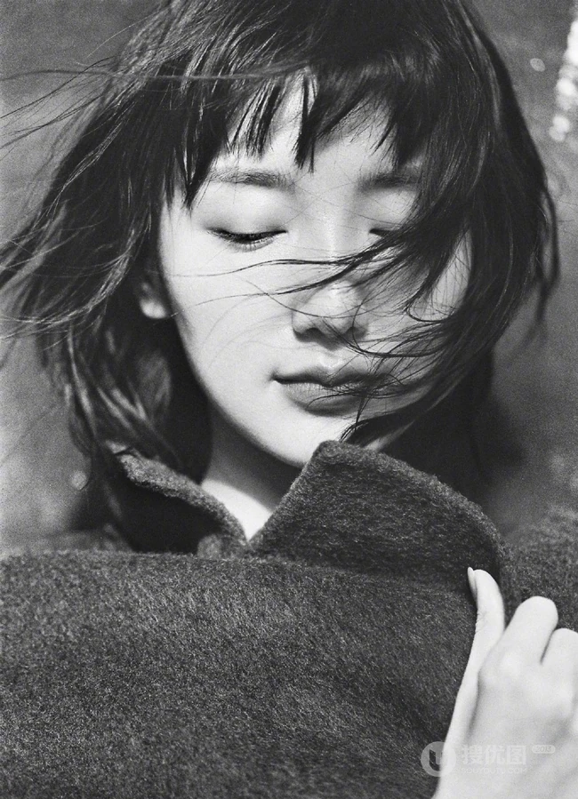 毛晓彤伤感意境唯美写真照，寒风习习，大衣护身，短发随风贴脸颊