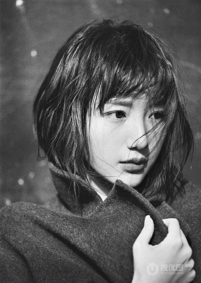 毛晓彤伤感意境唯美写真照，寒风习习，大衣护身，短发随风贴脸颊