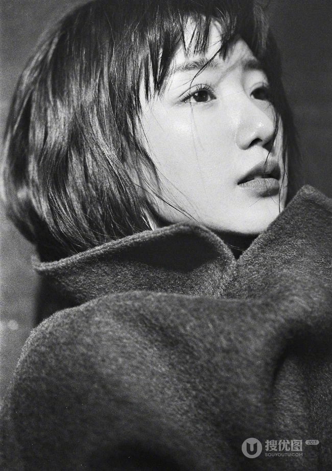 毛晓彤伤感意境唯美写真照，寒风习习，大衣护身，短发随风贴脸颊