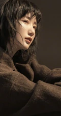 毛晓彤伤感意境唯美写真照，寒风习习，大衣护身，短发随风贴脸颊