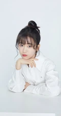 90后女生艺人郑湫泓纯白衬衫丸子头甜美笑容动人写真半身照