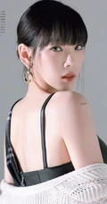 韩国女生歌手郑湫泓气质肩带连衣裙穿搭显动人美背写真照