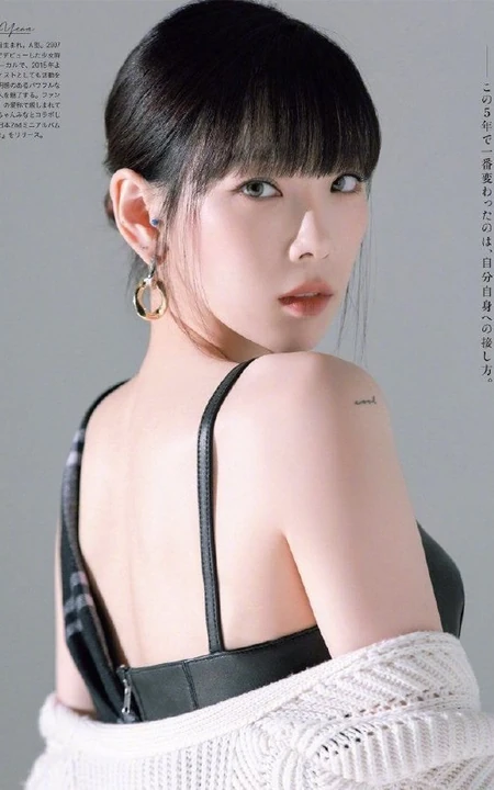 韩国女生歌手郑湫泓气质肩带连衣裙穿搭显动人美背写真照