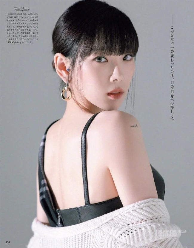 韩国女生歌手郑湫泓气质肩带连衣裙穿搭显动人美背写真照
