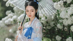 花团锦簇 绣球花前 手执伞的古装汉服清新美女户外写真壁纸图片