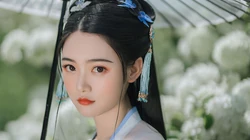 花团锦簇 绣球花前 手执伞的古装汉服清新美女户外写真壁纸图片