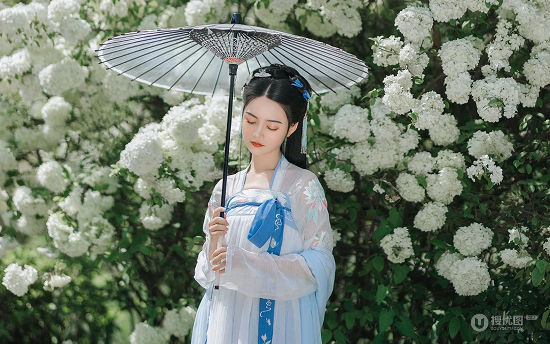 花团锦簇 绣球花前 手执伞的古装汉服清新美女户外写真壁纸图片