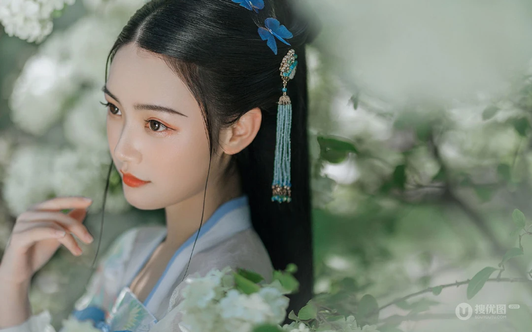 花团锦簇 绣球花前 手执伞的古装汉服清新美女户外写真壁纸图片
