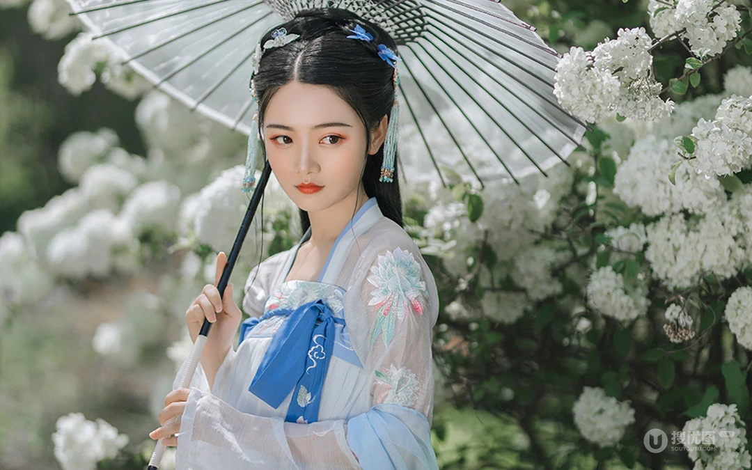 花团锦簇 绣球花前 手执伞的古装汉服清新美女户外写真壁纸图片