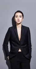 许龄月气质酷帅黑色简约西服、及紧身运动衣写真旧照图片