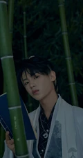 黄明昊手拿书卷古装打扮优雅俊美竹林写真照片