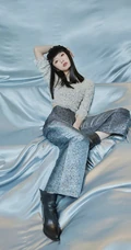 孟美岐闪亮珍珠衫上衣银色长裤显纤细线条时尚潮流写真图片