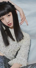 孟美岐闪亮珍珠衫上衣银色长裤显纤细线条时尚潮流写真图片