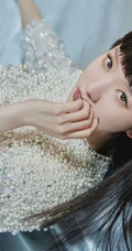 孟美岐闪亮珍珠衫上衣银色长裤显纤细线条时尚潮流写真图片