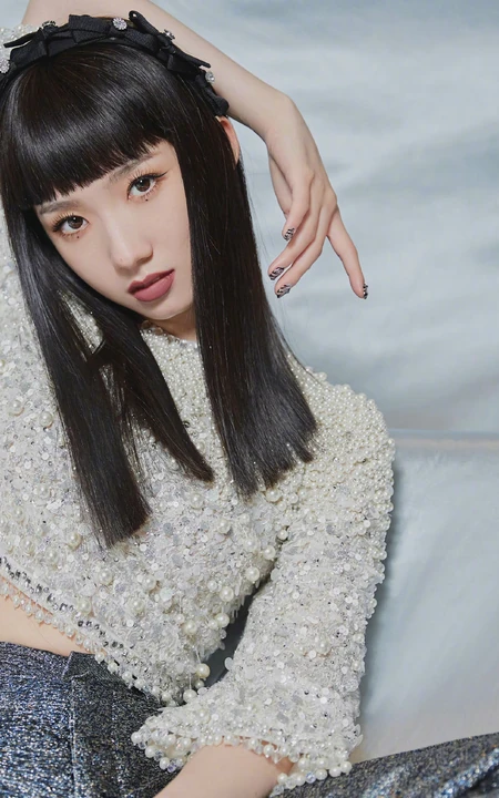 孟美岐闪亮珍珠衫上衣银色长裤显纤细线条时尚潮流写真图片