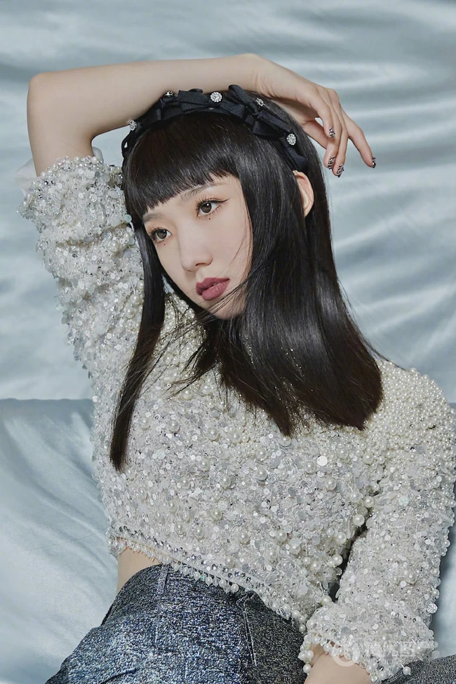 孟美岐闪亮珍珠衫上衣银色长裤显纤细线条时尚潮流写真图片