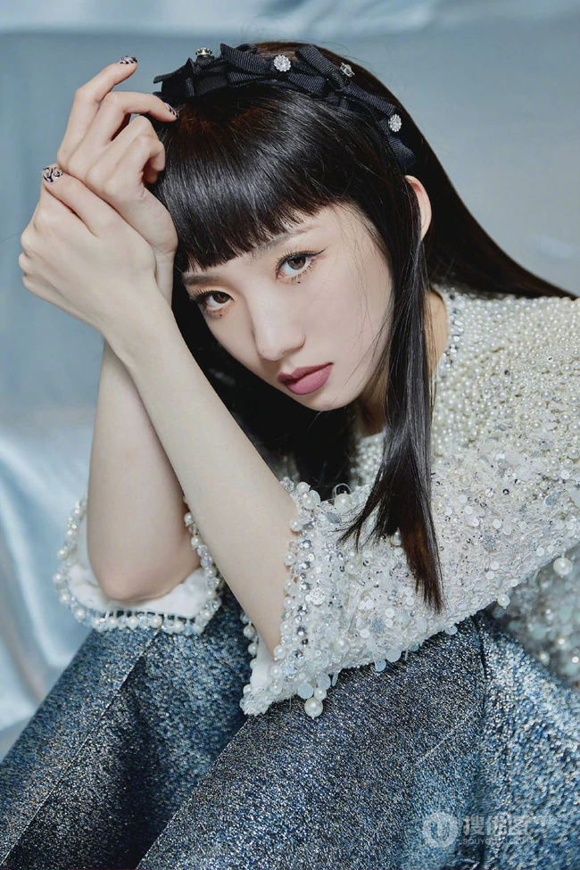 孟美岐闪亮珍珠衫上衣银色长裤显纤细线条时尚潮流写真图片