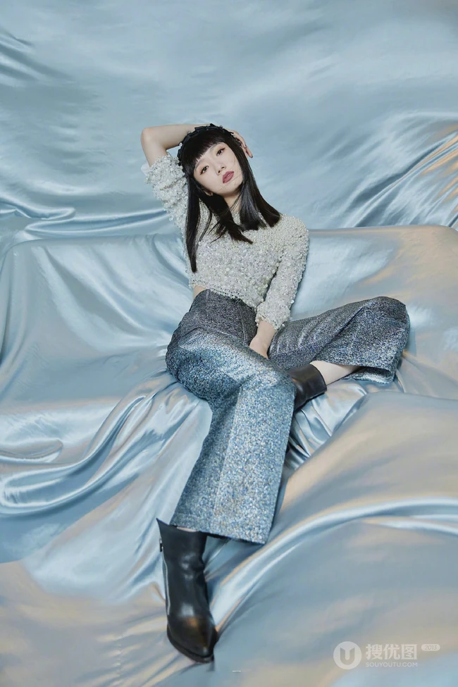 孟美岐闪亮珍珠衫上衣银色长裤显纤细线条时尚潮流写真图片