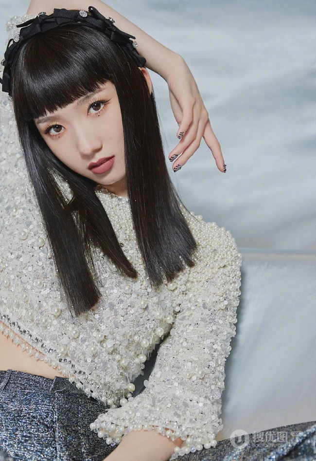 孟美岐闪亮珍珠衫上衣银色长裤显纤细线条时尚潮流写真图片