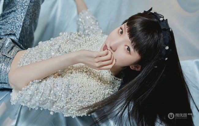 孟美岐闪亮珍珠衫上衣银色长裤显纤细线条时尚潮流写真图片