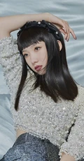 孟美岐闪亮珍珠衫上衣银色长裤显纤细线条时尚潮流写真图片