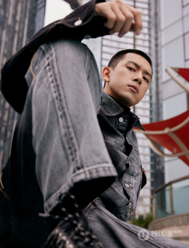 寸头帅哥李现时尚潮流牛仔套装着身户外无水泳池写真帅照