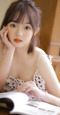 超浅粉白皙甜少女可爱肩带波点裙穿着清新清新室内写真图集