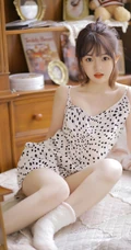 超浅粉白皙甜少女可爱肩带波点裙穿着清新清新室内写真图集
