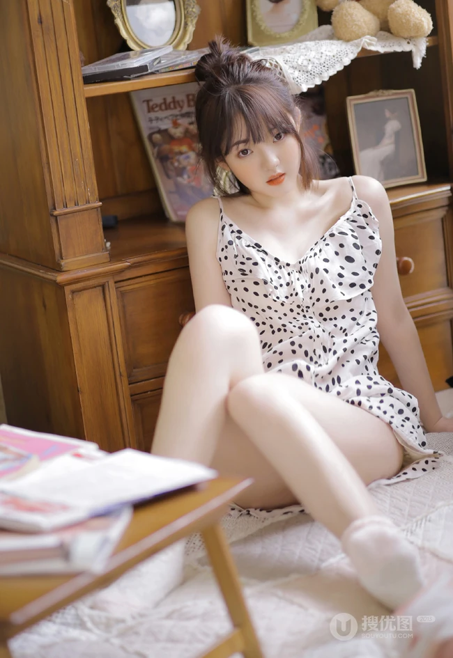 超浅粉白皙甜少女可爱肩带波点裙穿着清新清新室内写真图集