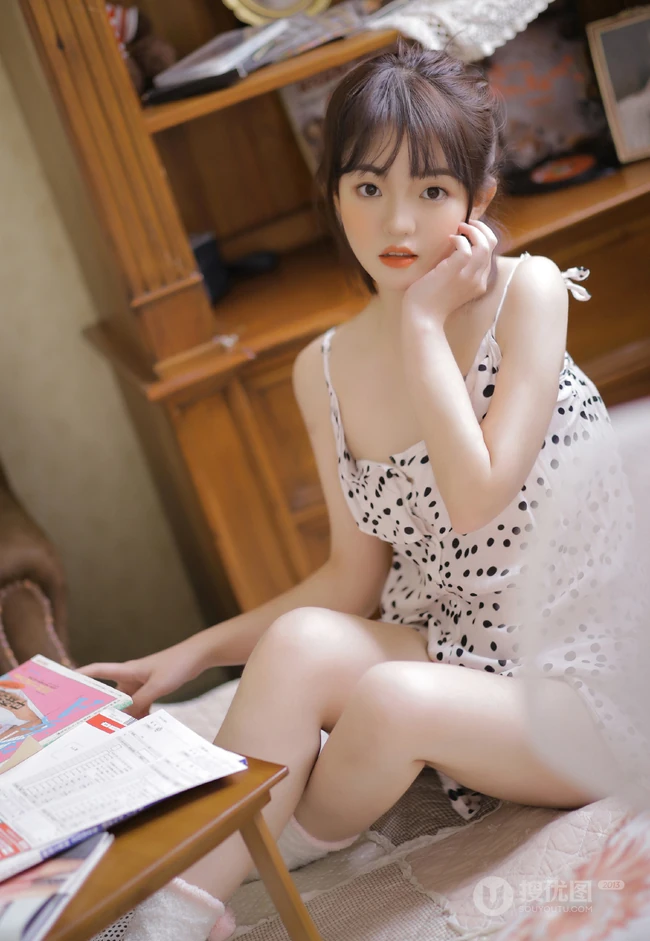 超浅粉白皙甜少女可爱肩带波点裙穿着清新清新室内写真图集