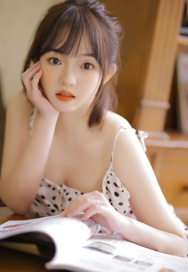 超浅粉白皙甜少女可爱肩带波点裙穿着清新清新室内写真图集