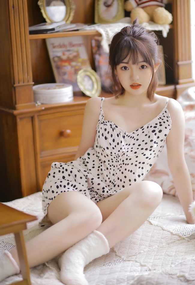 超浅粉白皙甜少女可爱肩带波点裙穿着清新清新室内写真图集