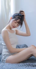 清新可爱邻家女孩肩带背心短裤室内喝牛奶，抱玩具熊室内写真照片