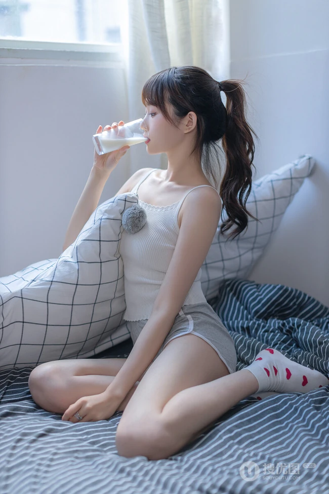 清新可爱邻家女孩肩带背心短裤室内喝牛奶，抱玩具熊室内写真照片