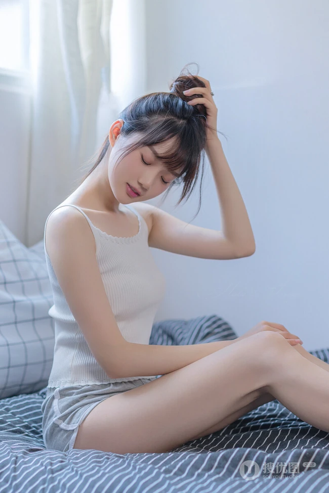清新可爱邻家女孩肩带背心短裤室内喝牛奶，抱玩具熊室内写真照片