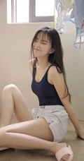 明媚阳光可人少女紧身死库水短裤气质浴室清透写真图片