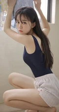 明媚阳光可人少女紧身死库水短裤气质浴室清透写真图片