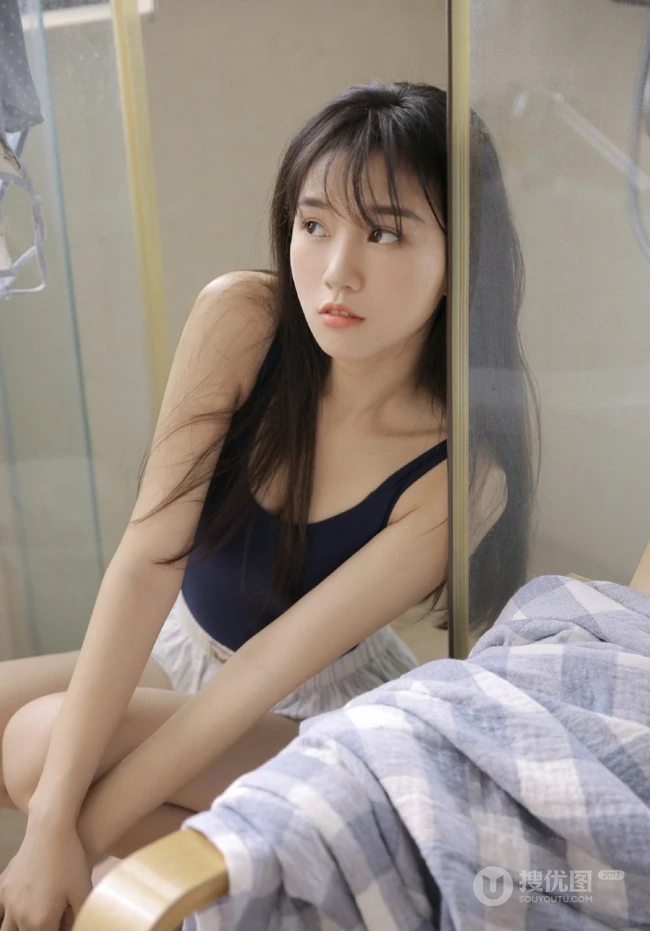 明媚阳光可人少女紧身死库水短裤气质浴室清透写真图片
