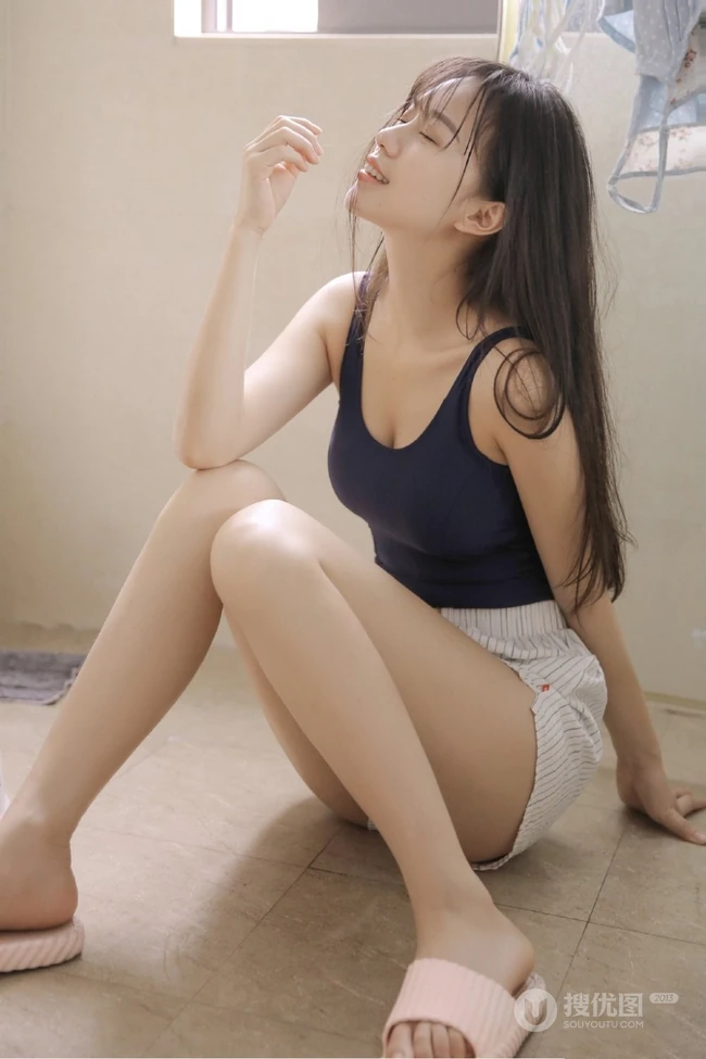 明媚阳光可人少女紧身死库水短裤气质浴室清透写真图片