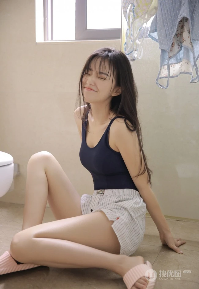 明媚阳光可人少女紧身死库水短裤气质浴室清透写真图片