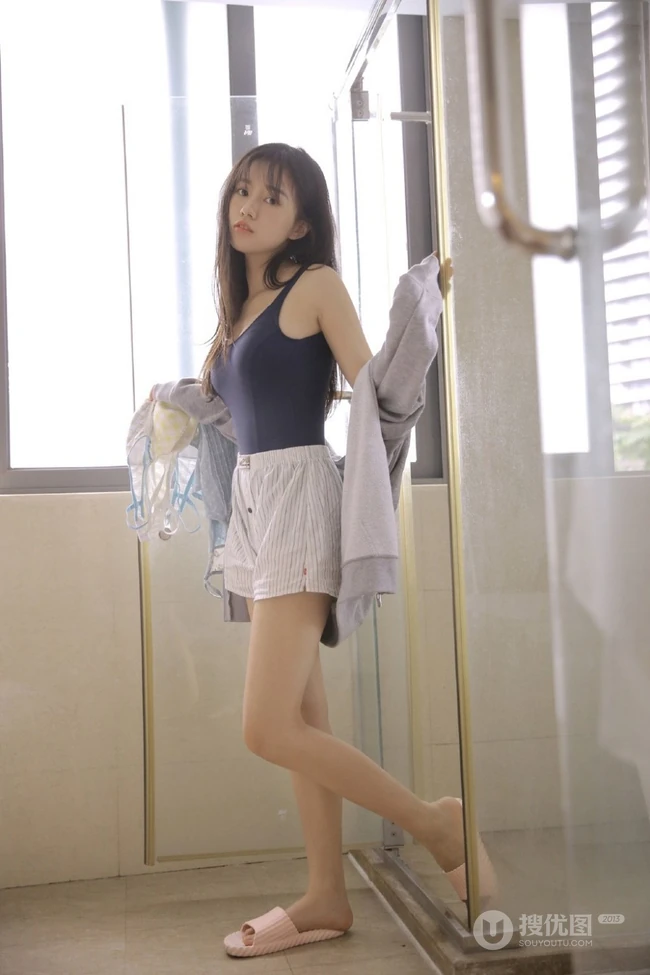 明媚阳光可人少女紧身死库水短裤气质浴室清透写真图片
