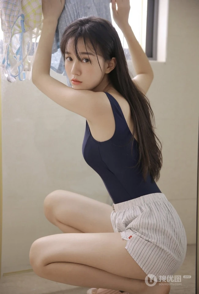 明媚阳光可人少女紧身死库水短裤气质浴室清透写真图片