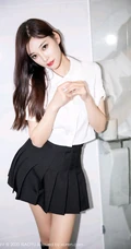 气质时尚女生杨晨晨sugar白衣黑裙印花深袜袜浴室清透气质写真图片